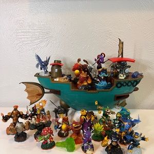 Sky landers Lot 26 Figures 5 Crystals and 1 ship